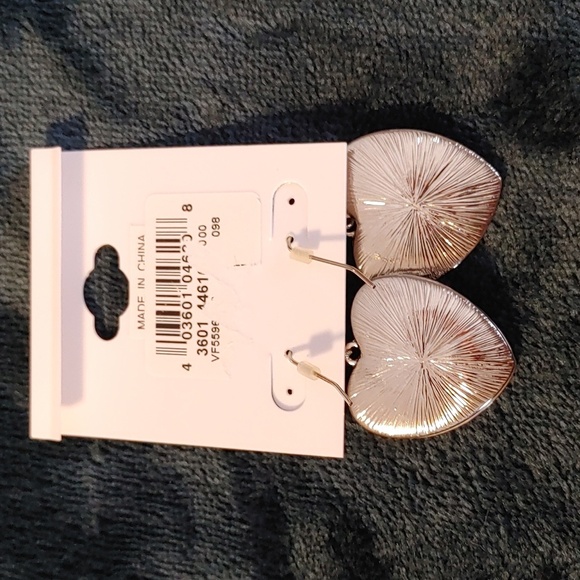 NWT Floral & Silver Tone Heart Earrings - Picture 5 of 7